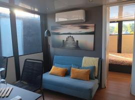 Yellow houseboat on Lake Maggiore, thuyền ở Roma