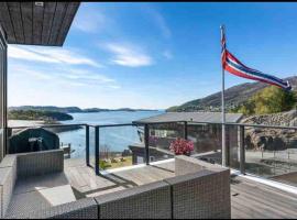 Sjønært drømmehus med panoramautsikt, nær Bergen, villa in Ebbesvik