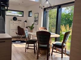 Uusi, ilmastoitu ja valoisa 4 hlö huoneisto omalla sisäänkäynnillä, place to stay in Joensuu