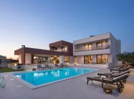 Beautiful Villa Scallop