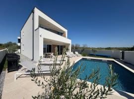 New villa Angelo 2025, family and pet friendly, ξενοδοχείο σε Privlaka