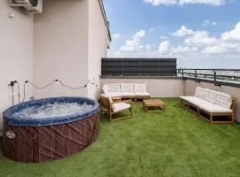 Downtown Skyline Penthouse w Parkview&Jacuzzi