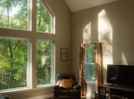 Modern 2 BD cabin with hot tub & Games & Central Loc