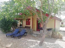 Chalet #13, 4 Pers, Domaine De Ribiere, hotel v destinaci Grospierres