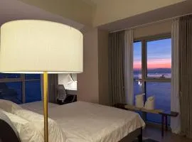 Luxurious 1 Br Facing Manila Bay Sunset Nearby Okada MOA Solaire Ayala Malls