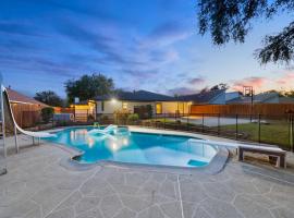 5BR Family Oasis with Pool and Game Room, hotel v destinaci Plano