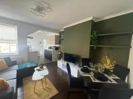 9 Guests - Free Parking - Cozy 3 Bedrooms
