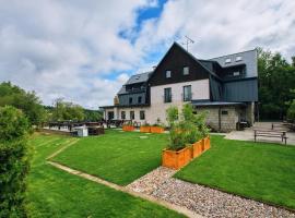 Hotel Na Vyhl&iacute;dce: Kořenov şehrinde bir havuzlu otel