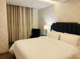 GoldCrest Mall Luxury Apartments with Balcony In DHA Lahore, hotel s vířivkou v destinaci Lahore