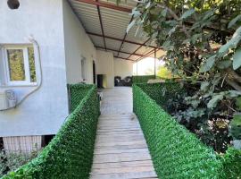 villa hidden paradise garden apart & hostel, hotell sihtkohas Yaka