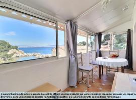 "LaCigaleDeNiolon" , Havre de Paix Hivernal, Vue Mer & Randos Côtières , Wi-Fi & Netflix dans une ambiance cocoooning , Un guide des activités d'Automne-Hiver offert, Hotel in Le Rove