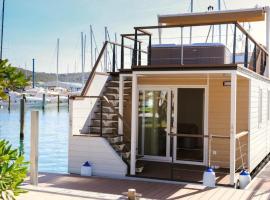 Luxury Houseboat Lavender, h&oacute;tel me&eth; heitum pottum &iacute; Portorož