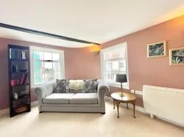 Chic 3 Bedroom Flat in Canterbury with Cathedral Views