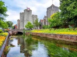 City Stays lovely 3 Bedroom Flat in Canterbury wt cathedral views