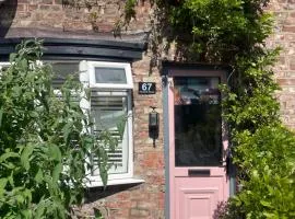Quirky little end of terrace