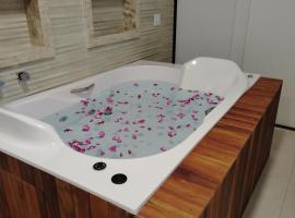 Suite Portal da Canastra，位于圣罗克迪米纳斯的带热水浴缸的酒店