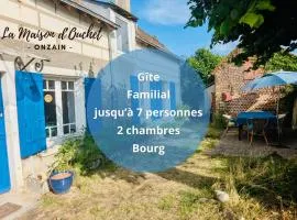 Bourg, familial, cour, la Maison d'Ouchet