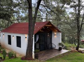 Caba&ntilde;a Rom&aacute;ntica con Tina para Parejas, chal&eacute; alpino em Mazamitla