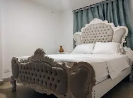 Habitación con cama queen y baño privado cerca del parque
