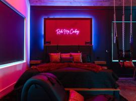 LEATHER & LACE NEW SEXY Cabin Adult Getaway, hotell sihtkohas Broken Bow