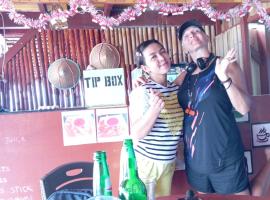 Three Ken Homestay & Cafe – hotel w mieście Manado