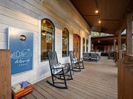 Lilypad Lodge - Private pond Hot Tub & Deck, hotelli kohteessa Broken Bow