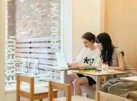 Sinchon Local Friends Hotel