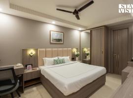 StayVista Residences near Cyber City Hub with Gym & Air Purifier, מלון בגורגאון