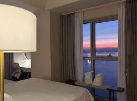 Modern 1BR with Balcony Facing Infinity Pool Manila Bay Sunset Near Airports OKADA Solaire MOA