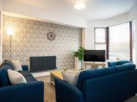 Spacious & Stylish 5 Bed with Free Street Parking