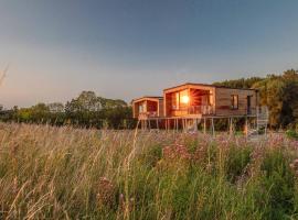Ostsee Baumhaushotel in der Natur mit Sauna und Whirlpool, hotel con tinas de hidromasaje en Wangels