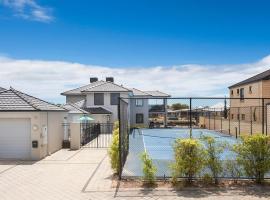 Canal Life - Private Pool and Tennis Court, Hotel in Geographe