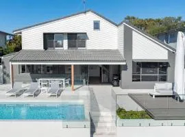 Waterfront Luxury Family Retreat, Noosaville