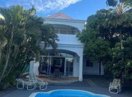 Apartment in villa with sea view، فندق في Calodyne