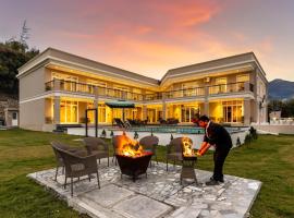 SaffronStays Sukh Saklana Haveli Suites - 2BR luxury villa with private pool, lush valley views & North Indian cuisine near Dehradun Airport, khách sạn ở Rishīkesh