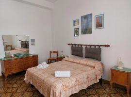 JONIA Appartamento vacanze vicino al mare con giardino, khách sạn ở Pulsano