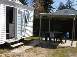 Mobil Home avec Terrasse - 3 couchages à Notre-Dame-de-Monts - API-1-52-605, hotel in Notre-Dame-de-Monts