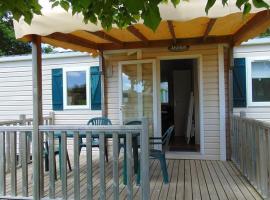 Mobil-home spacieux pour 6 pers avec terrasse - API-1-52-603, hotel in Avrillé