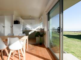 Simple & Comfortable Coastal Retreat, ξενοδοχείο σε George Town
