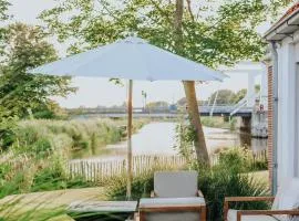 Villa aan het water met hottub