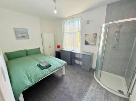 BIG double room Attached Shower near to city center, hotel in Nottingham