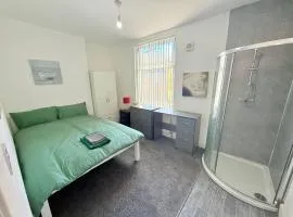 BIG double room Attached Shower near to city center
