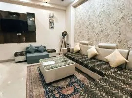 Namah 2BHK Resort Homestay with Kitchen-4 Mins from Prem mandir