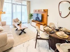 Maryah Vista Blanc -Elegant Urban Chic Stay