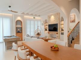Ha Long 6BRS Beach Villa With Pool, Jacuzzi and Sauna, hotel v destinaci Ha Long