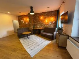 Apartament w centrum na starówce, pokój dzienny z aneksem kuchennym, sypialnia z podwójnym łóżkiem, piękna weranda, TV Smart, Wi-Fi, parking, FV, self check in 24H, Taras, Ogród nad rzeką, w sąsiedztwie restauracja , imprezy i usługi escort zakazane