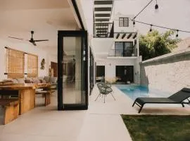 House with private pool, walking distance to beaches & restaurants