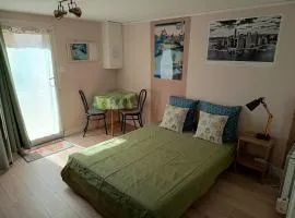 Studio cosy, tout équipé, WI-FI proche Clinique Saint-Pierre