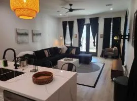 Immaculate Superdome Home Parking Yard TVs Ensuite