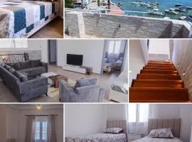 Duplex avec terrasse et vue sur mer au bord de leau